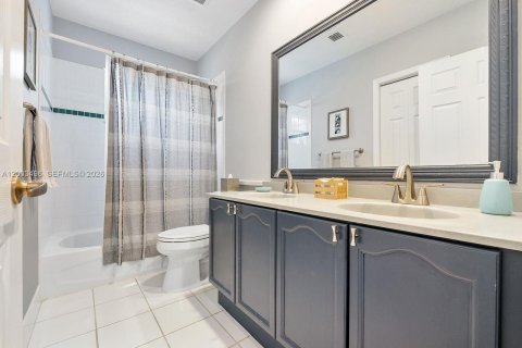 House in Delray Beach, Florida 4 bedrooms, 227.98 sq.m. № 2068856 - photo 12