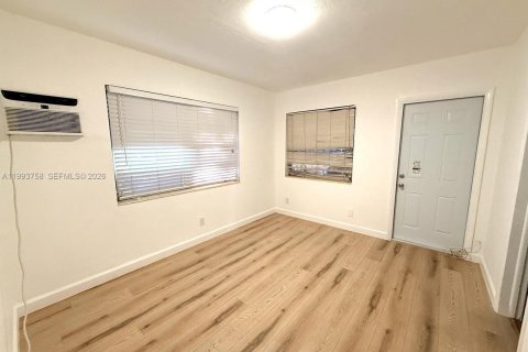 Apartamento en alquiler en Miami, Florida, 2 dormitorios, 69.68 m2 № 2055549 - foto 4