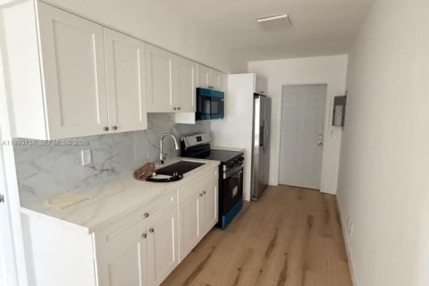 Apartamento en alquiler en Miami, Florida, 2 dormitorios, 69.68 m2 № 2055549 - foto 2