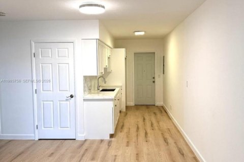 Apartamento en alquiler en Miami, Florida, 2 dormitorios, 69.68 m2 № 2055549 - foto 3