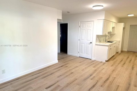 Apartamento en alquiler en Miami, Florida, 2 dormitorios, 69.68 m2 № 2055549 - foto 5