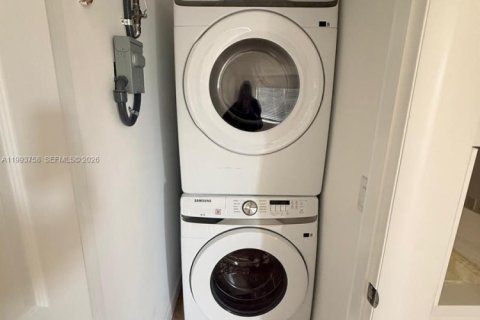 Apartamento en alquiler en Miami, Florida, 2 dormitorios, 69.68 m2 № 2055549 - foto 7