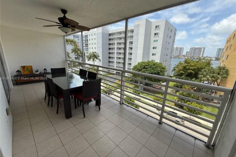 Copropriété à vendre à Sunny Isles Beach, Floride: 2 chambres, 123.56 m2 № 1978295 - photo 23