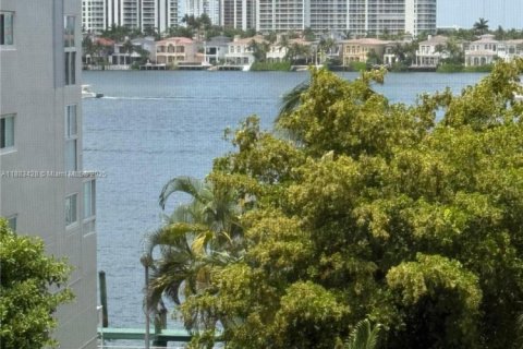 Copropriété à vendre à Sunny Isles Beach, Floride: 2 chambres, 123.56 m2 № 1978295 - photo 1