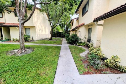 Townhouse in Coral Springs, Florida 2 bedrooms, 90.12 sq.m. № 1943871 - photo 2