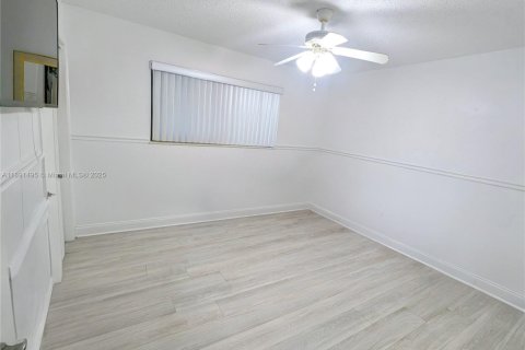 Townhouse in Coral Springs, Florida 2 bedrooms, 90.12 sq.m. № 1943871 - photo 14