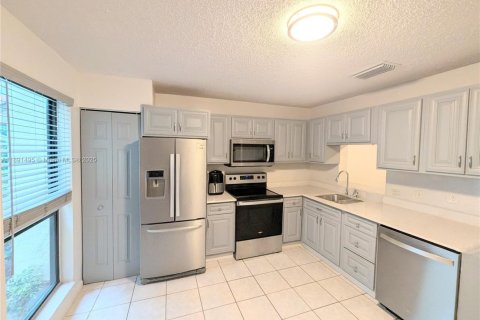 Townhouse in Coral Springs, Florida 2 bedrooms, 90.12 sq.m. № 1943871 - photo 4
