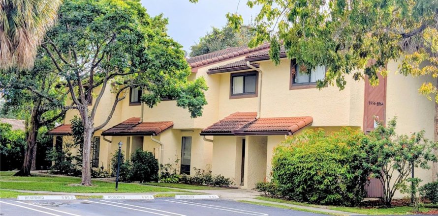 Townhouse in Coral Springs, Florida 2 bedrooms, 90.12 sq.m. № 1943871