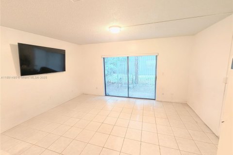 Townhouse in Coral Springs, Florida 2 bedrooms, 90.12 sq.m. № 1943871 - photo 6