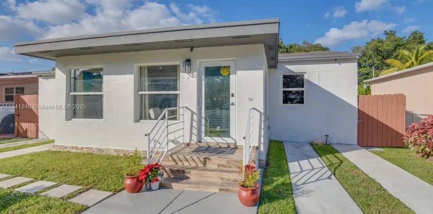 Villa ou maison à Miami, Floride 3 chambres, 131.92 m2 № 1830336