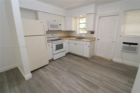 Villa ou maison à louer à Fort Lauderdale, Floride: 1 chambre, 57.6 m2 № 1992442 - photo 13