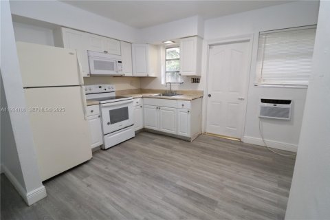 Villa ou maison à louer à Fort Lauderdale, Floride: 1 chambre, 57.6 m2 № 1992442 - photo 1