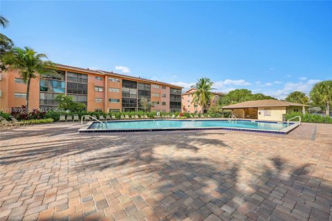 Condo in Pembroke Pines, Florida, 2 bedrooms № 2088768 - photo 15