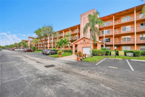 Condo in Pembroke Pines, Florida, 2 bedrooms № 2088768 - photo 2