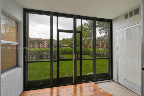 Condo in Pembroke Pines, Florida, 2 bedrooms № 2088768 - photo 13