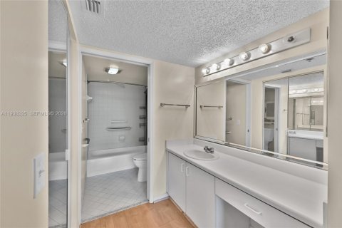 Condo in Pembroke Pines, Florida, 2 bedrooms № 2088768 - photo 9