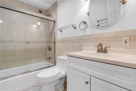 Condo in Miami Lakes, Florida, 3 bedrooms № 1989646 - photo 14