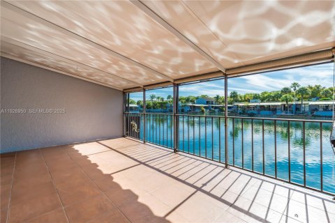 Condo in Miami Lakes, Florida, 3 bedrooms № 1989646 - photo 17
