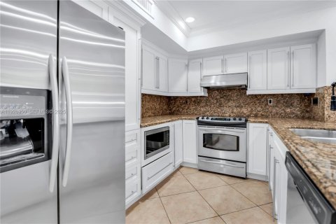Condo in Miami Lakes, Florida, 3 bedrooms № 1989646 - photo 6