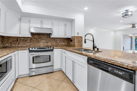 Condo in Miami Lakes, Florida, 3 bedrooms № 1989646 - photo 5