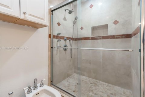 Condo in Miami Lakes, Florida, 3 bedrooms № 1989646 - photo 12