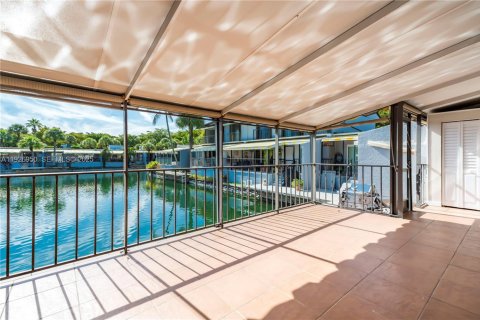 Condo in Miami Lakes, Florida, 3 bedrooms № 1989646 - photo 16