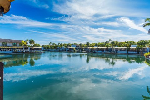 Condo in Miami Lakes, Florida, 3 bedrooms № 1989646 - photo 19