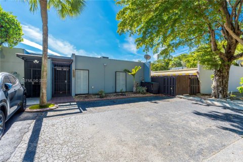 Condo in Miami Lakes, Florida, 3 bedrooms № 1989646 - photo 20