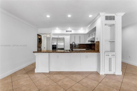 Condo in Miami Lakes, Florida, 3 bedrooms № 1989646 - photo 7