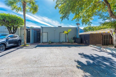 Condo in Miami Lakes, Florida, 3 bedrooms № 1989646 - photo 1