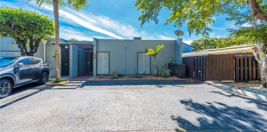 Condo in Miami Lakes, Florida, 3 bedrooms № 1989646