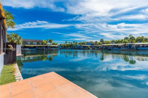 Condo in Miami Lakes, Florida, 3 bedrooms № 1989646 - photo 2