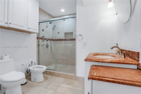 Condo in Miami Lakes, Florida, 3 bedrooms № 1989646 - photo 11