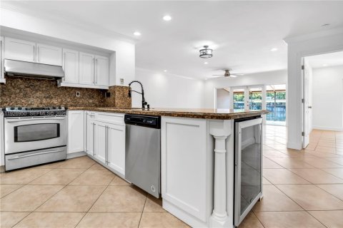 Condo in Miami Lakes, Florida, 3 bedrooms № 1989646 - photo 4