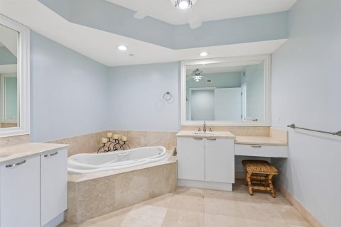 Condo in Riviera Beach, Florida, 2 bedrooms  № 2250775 - photo 21