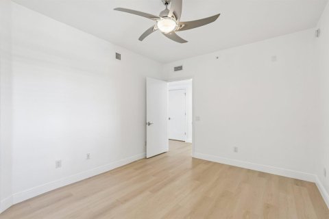 Condo in Riviera Beach, Florida, 2 bedrooms  № 2250775 - photo 11