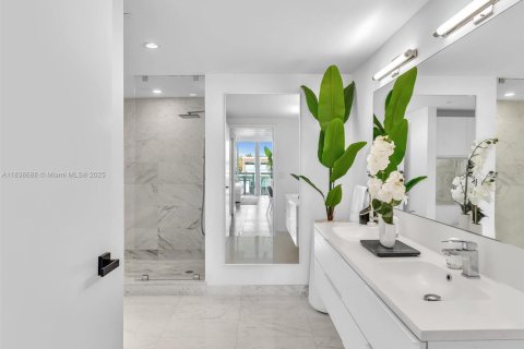 Condo in Bay Harbor Islands, Florida, 3 bedrooms  № 1825462 - photo 16