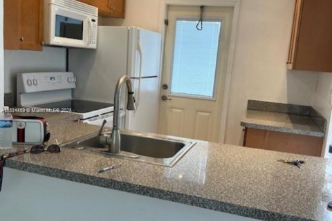 Condo in Lauderdale Lakes, Florida, 2 bedrooms  № 1766521 - photo 7