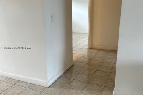 Condo in Lauderdale Lakes, Florida, 2 bedrooms  № 1766521 - photo 9