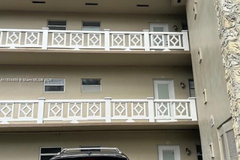 Condo in Lauderdale Lakes, Florida, 2 bedrooms  № 1766521 - photo 1