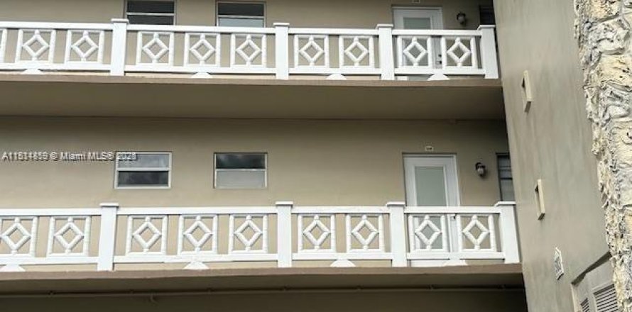 Condo in Lauderdale Lakes, Florida, 2 bedrooms  № 1766521
