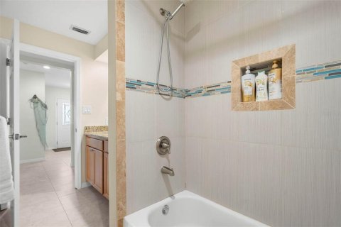 House in Palm Harbor, Florida 4 bedrooms, 153.85 sq.m. № 1765883 - photo 17