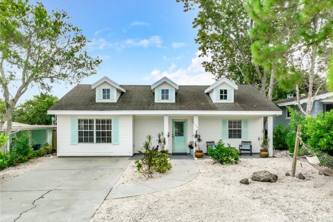 House in Palm Harbor, Florida 4 bedrooms, 153.85 sq.m. № 1765883 - photo 1