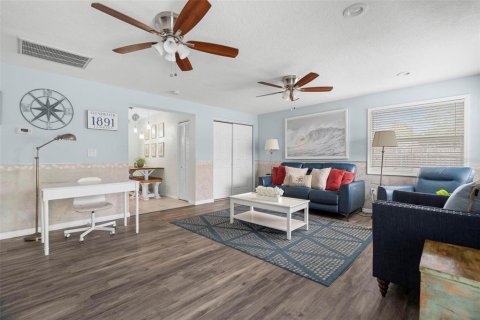 House in Palm Harbor, Florida 4 bedrooms, 153.85 sq.m. № 1765883 - photo 12