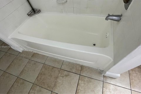 Condo in Pompano Beach, Florida, 2 bedrooms  № 1926912 - photo 26