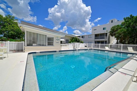Condo in Sarasota, Florida, 1 bedroom  № 1662379 - photo 13