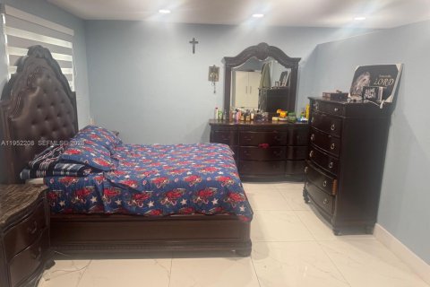 House in Miami Gardens, Florida 6 bedrooms, 183.67 sq.m. № 2007360 - photo 27