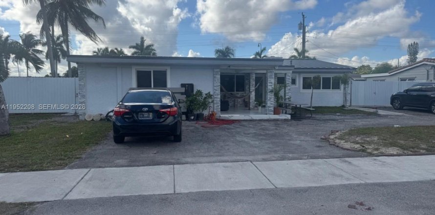 House in Miami Gardens, Florida 6 bedrooms, 183.67 sq.m. № 2007360