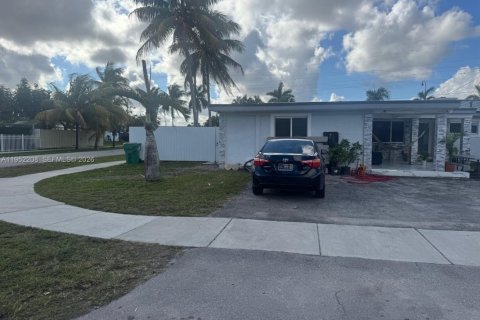 House in Miami Gardens, Florida 6 bedrooms, 183.67 sq.m. № 2007360 - photo 4