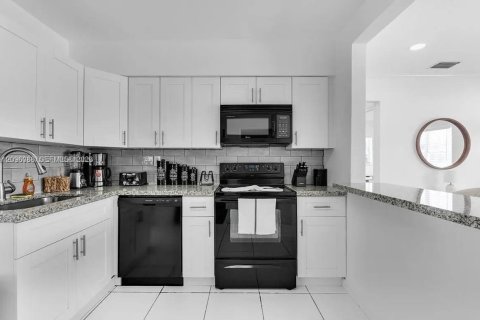 Villa ou maison à louer à Miramar, Floride: 4 chambres, 72.28 m2 № 2388050 - photo 6
